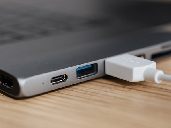 深圳富豪盛塑膠適配器電源注塑加工案例_副本